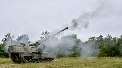 Panzerhaubitze 2000 firing during live artillery exercise &mdash; the artillery platform at the centre of Rheinmetall's Ukraine feedback loop